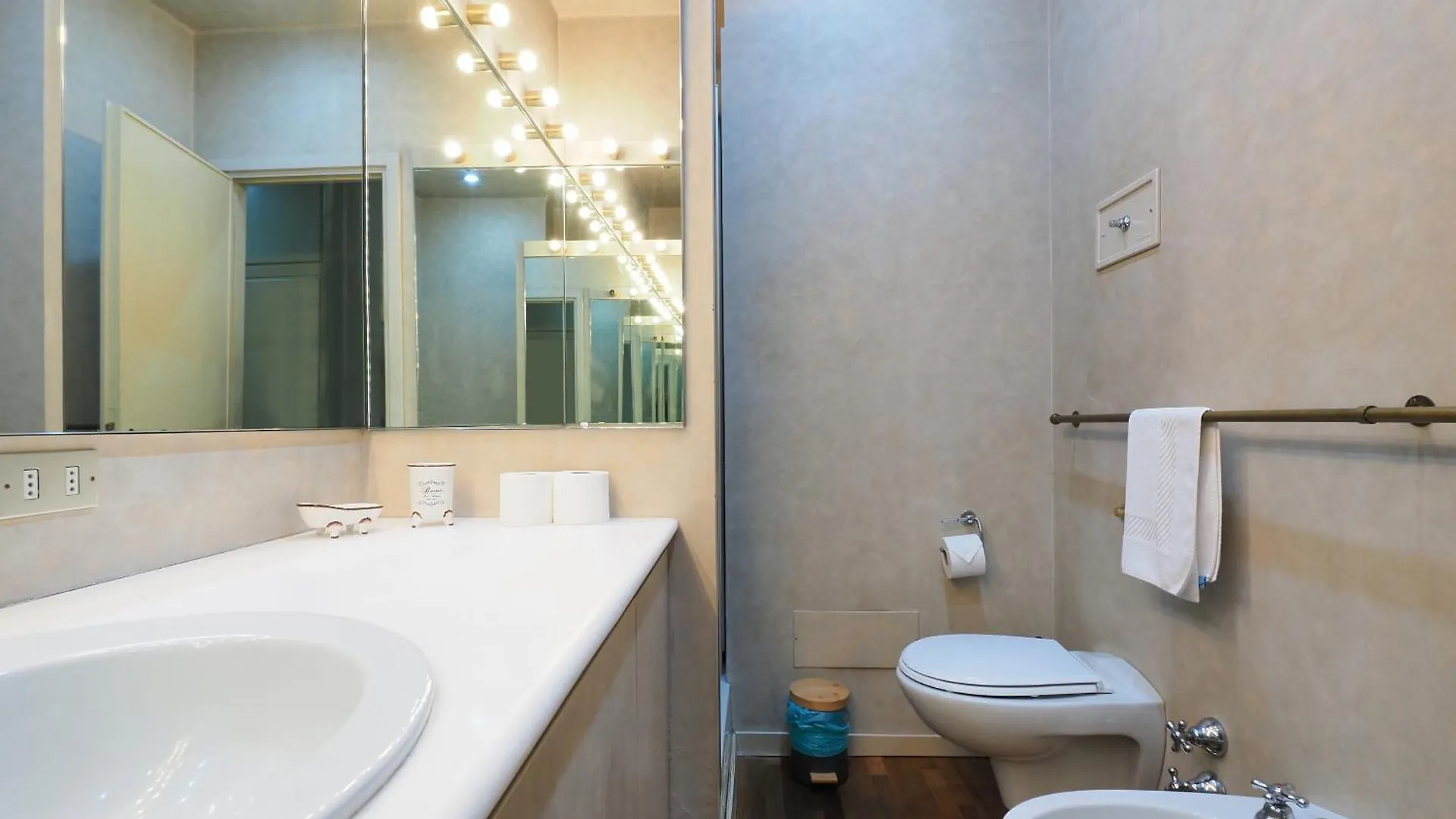 Duomo Luxury Apartment IX Милан 0*,  Италия